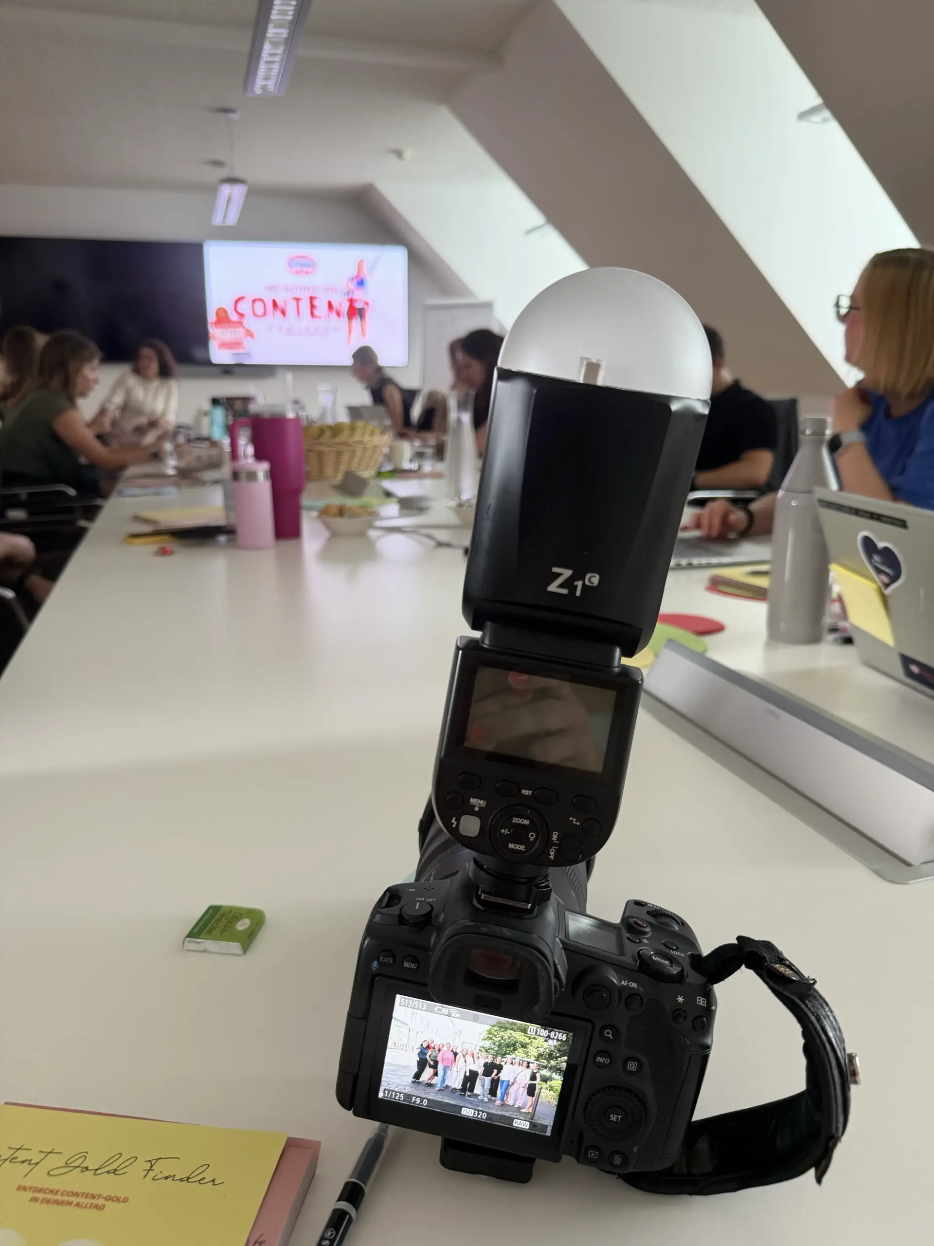 Kamera und Blitz auf dem Tisch beim Content Lab — Workshop-Dokumentation durch Markenfotografin Karina Schuh
