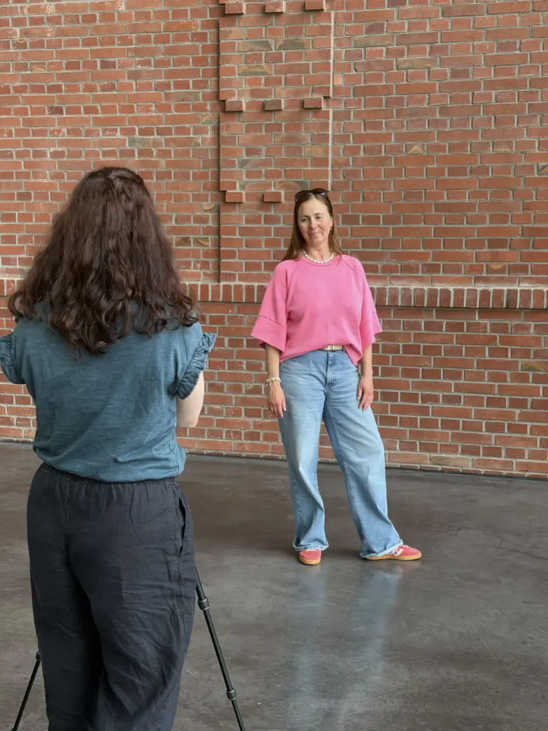 Teilnehmerin fotografiert Kollegin mit dem Smartphone beim Corporate Influencer Workshop auf dem Dr. Oetker Campus Bielefeld