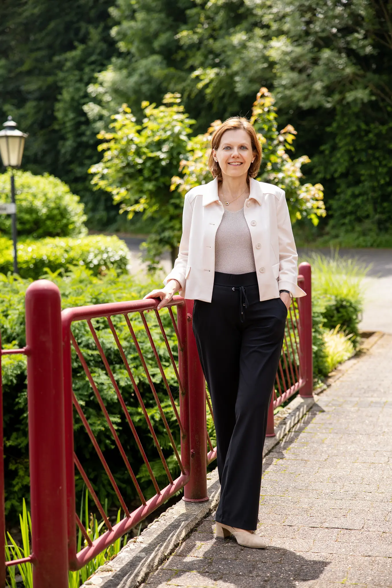 Outdoor-Portrait Prof. Dr. Michaela Seybold, Steuerberatung Straßenhaus