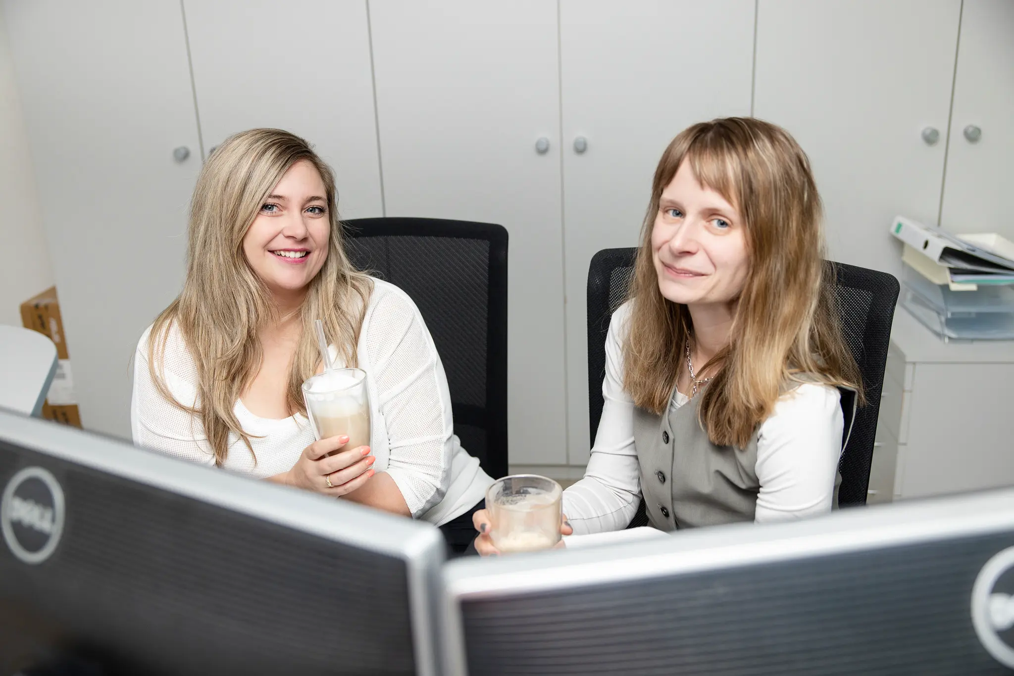 Mitarbeiterfotos Seybold Steuerberatung – Arbeitssituation im Büro
