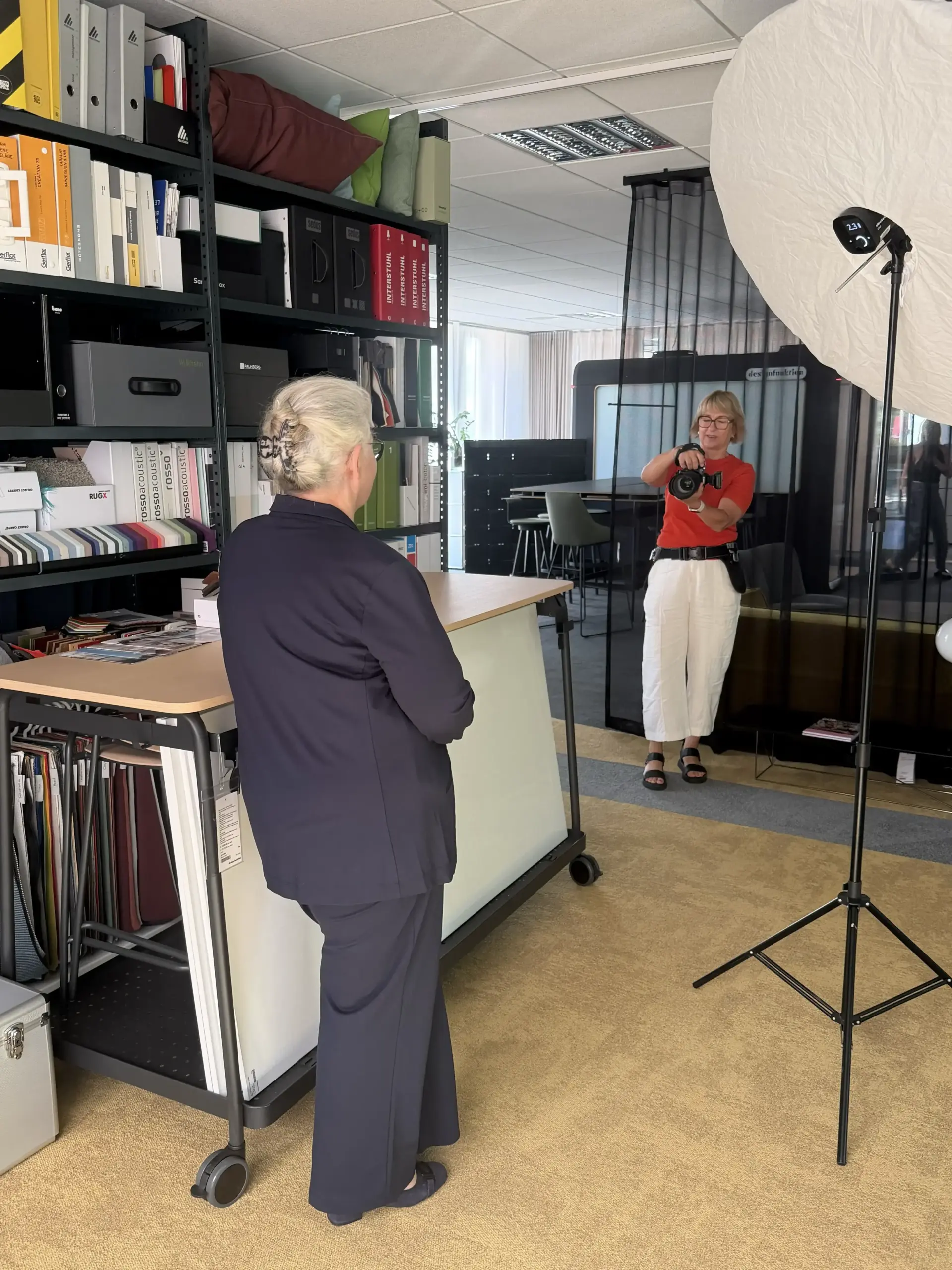 Karina Schuh fotografiert Kundin mit professionellem Licht-Setup vor Ort – bewusst gestaltetes Businessfoto