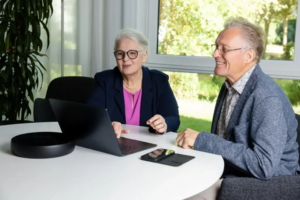 Dagmar Gösling im Gespräch mit ihrem Mann am Laptop während des Personal Branding Fotoshootings