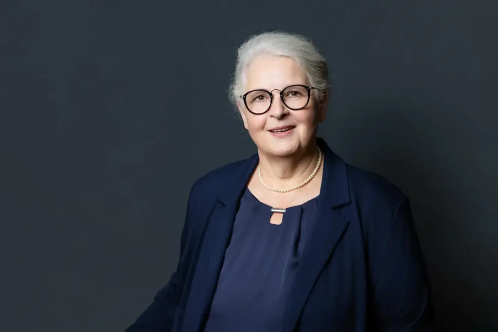Businessportrait von Dagmar Gösling vor dunklem Hintergrund für ihre neue Unternehmenswebsite