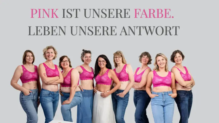 Alt-Text: Gruppe von Frauen in pinken BHs bei der Pinktober-Kampagne 2026 in Koblenz mit dem Zitat „Pink ist unsere Farbe, Leben unsere Antwort