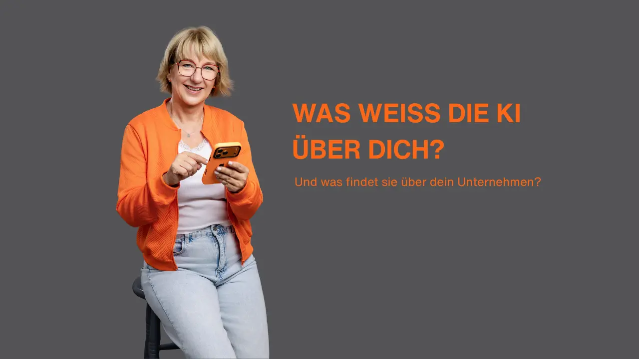Karina Schuh, Personal-Branding-Fotografin aus Koblenz, in Orange mit dem iPhone beim eigenen KI-Sichtbarkeits-Check. - Text: Was weiss die KI über dich?