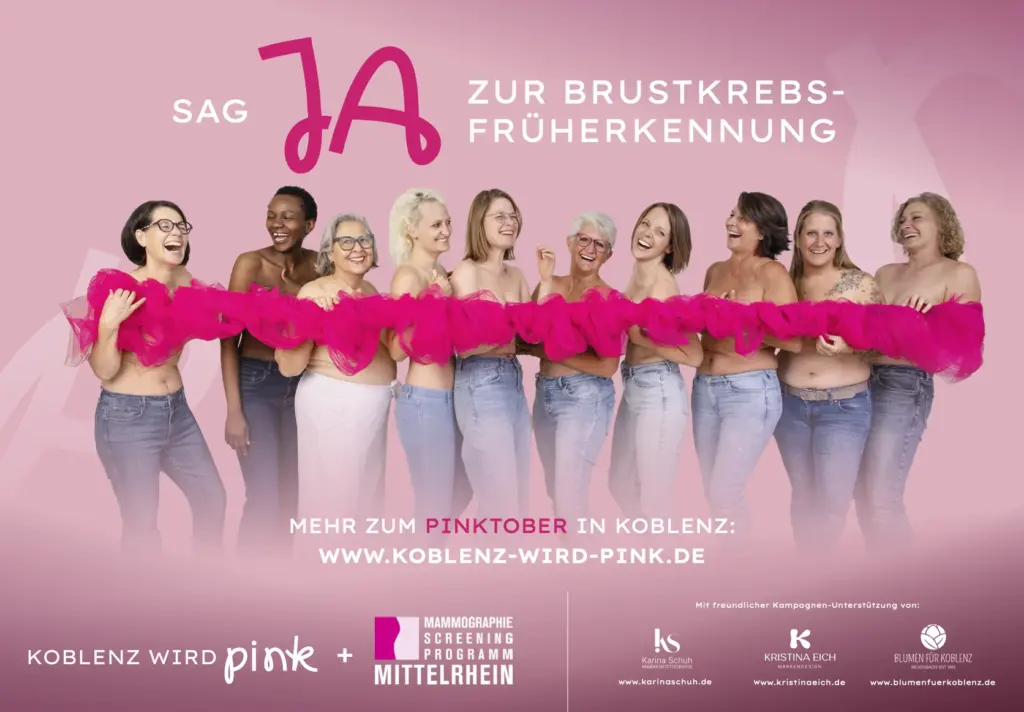 Pinktober-Plakat Koblenz 2026: Zehn Frauen in Jeans halten ein pinkes Tuch vor der Brust, darüber steht „Sag Ja zur Brustkrebs-Früherkennung“