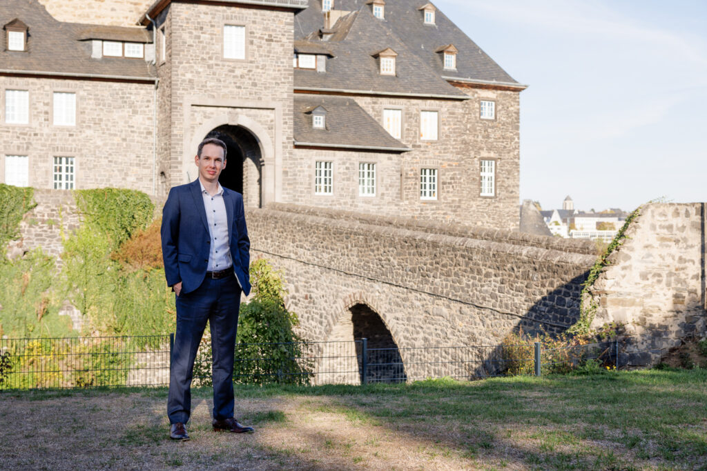 Steuerberater Tobias Junges in Mayen mit der Burg im Hintergrund, Businessfotos für die Website