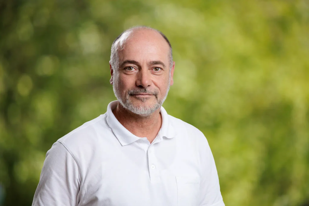 Business Portrait eines Erziehers vor Naturhintergrund, Mitarbeiterfotos für das St. Vinzenzhaus in Speicher