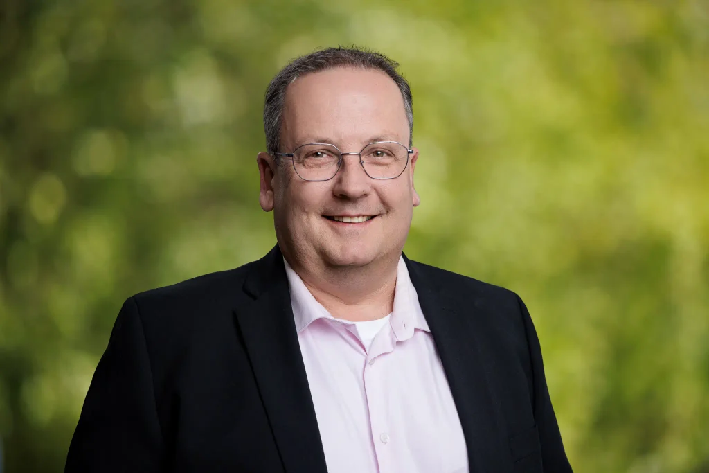 Business Portrait von Führungskraft mit eingesetztem Naturhintergrund