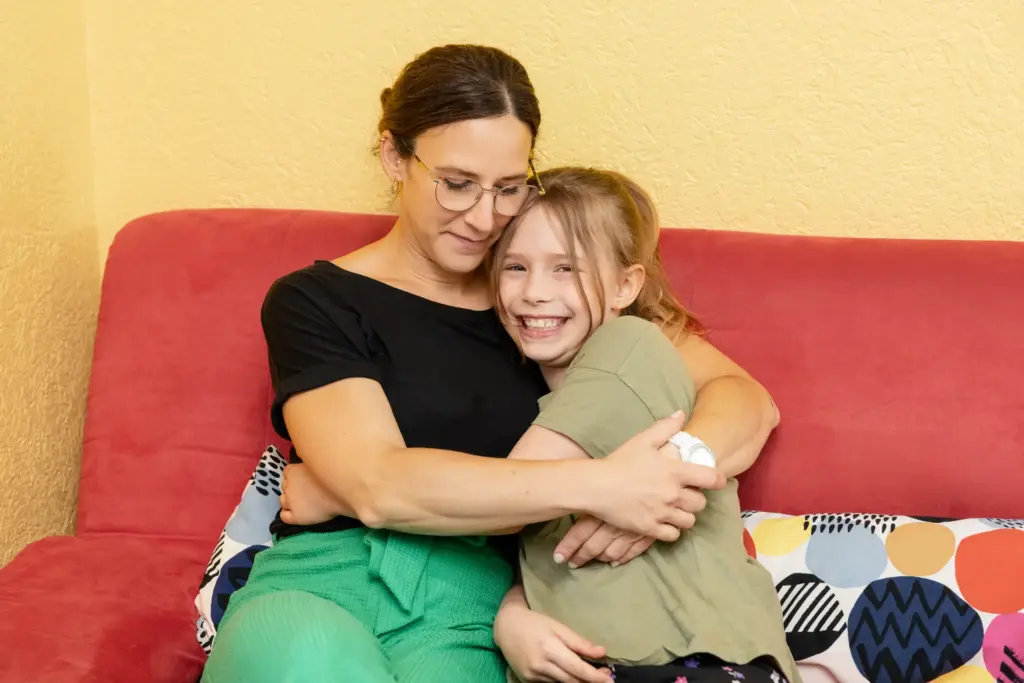 Erzieherin mit Kind beim Kuscheln im St. Vinzenzhaus Einrichtung der Kinder- und Jugendhilfe