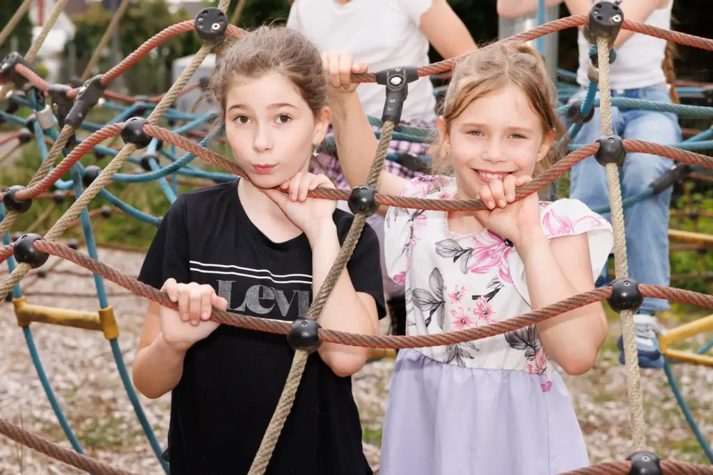 Kinder beim Klettern im St. Vinzenzhaus Einrichtung der Kinder- und Jugendhilfe