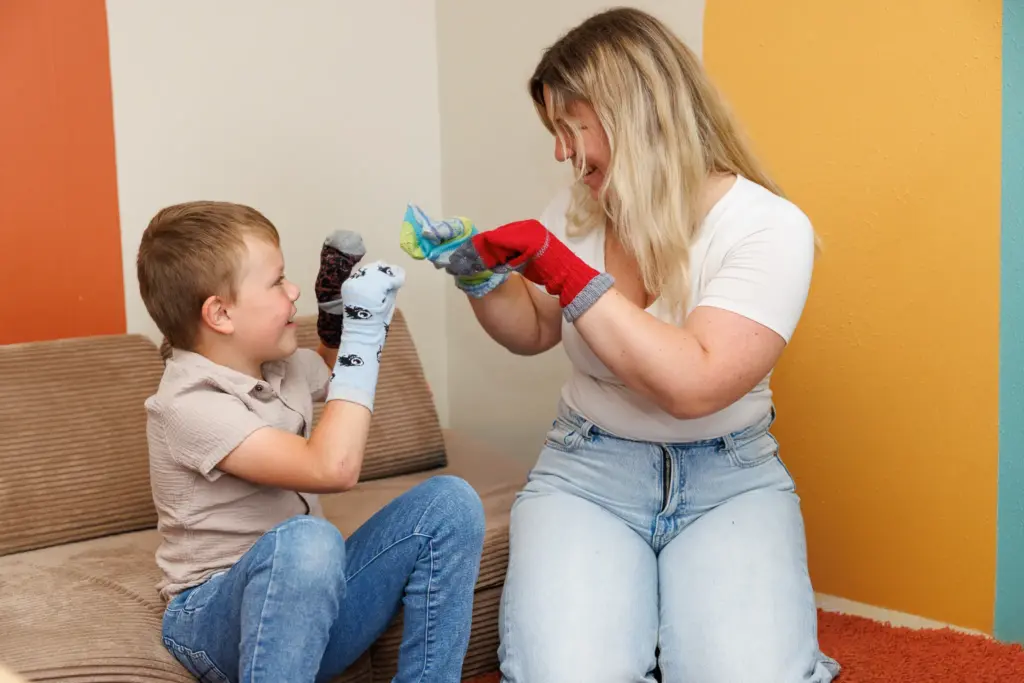 Sockenspiele Erzieherin mit Kind im St. Vinzenzhaus Einrichtung der Kinder- und Jugendhilfe