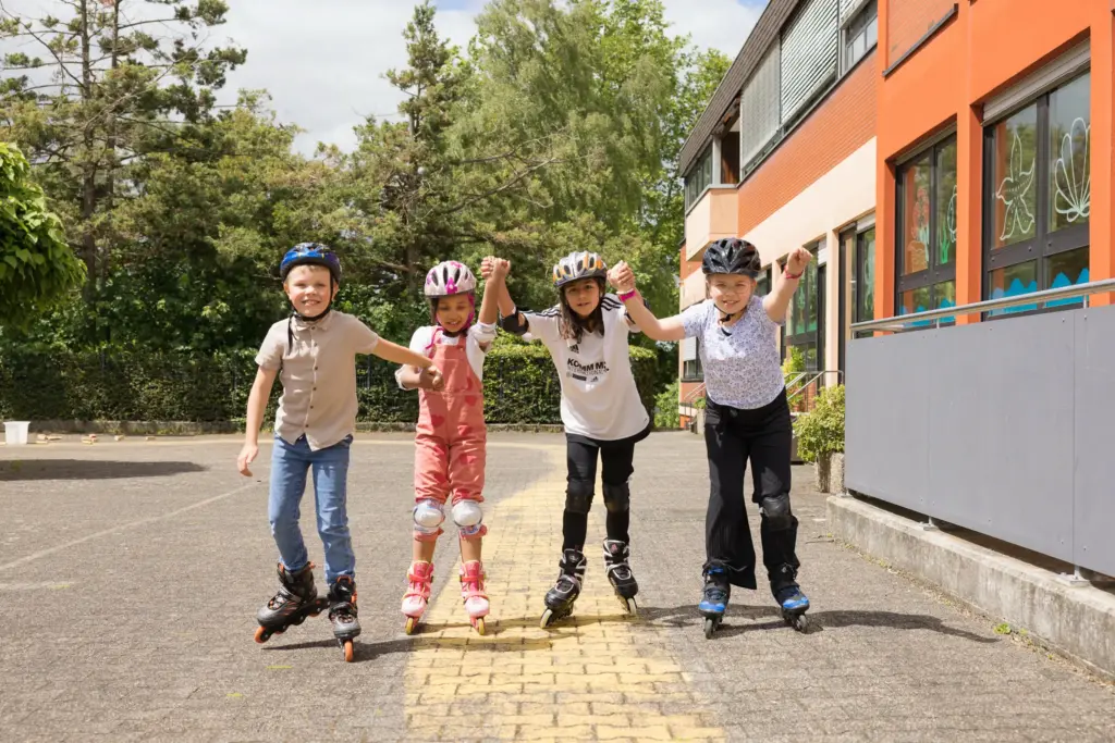 Inlinefahren im Hof - 4 Kinder im St. Vinzenzhaus Einrichtung der Kinder- und Jugendhilfe