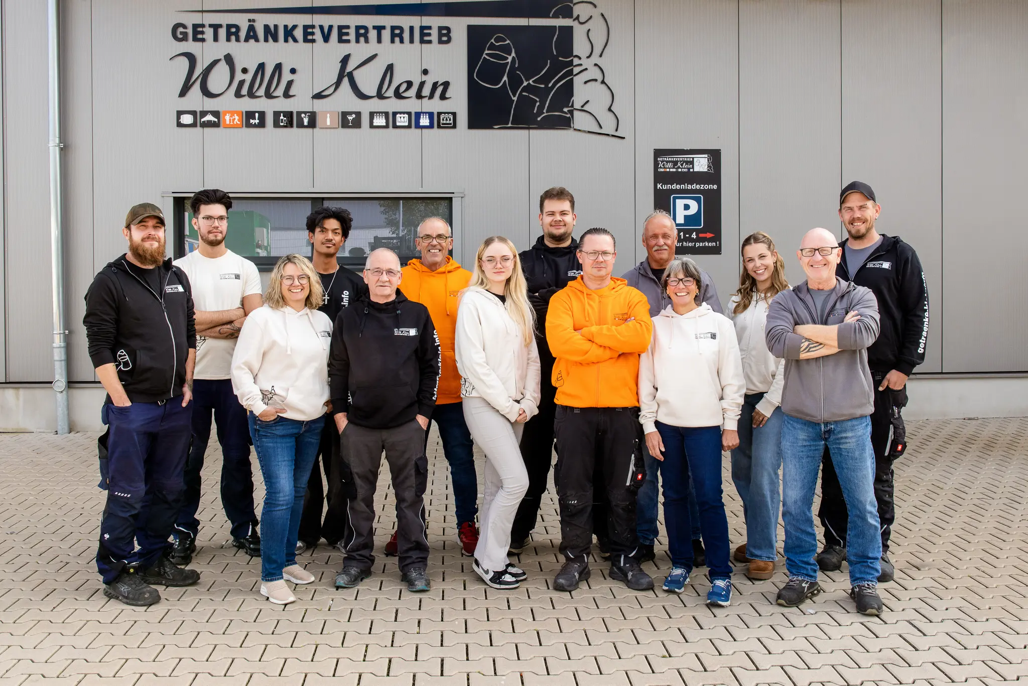 Teamfoto in Koblenz: Mitarbeitende vor dem Unternehmen, fotografiert von Karina Schuh